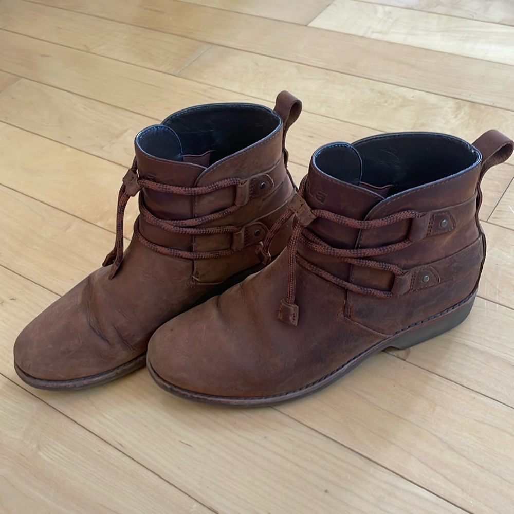 Brown Teva Chelsea boots size 7.5
